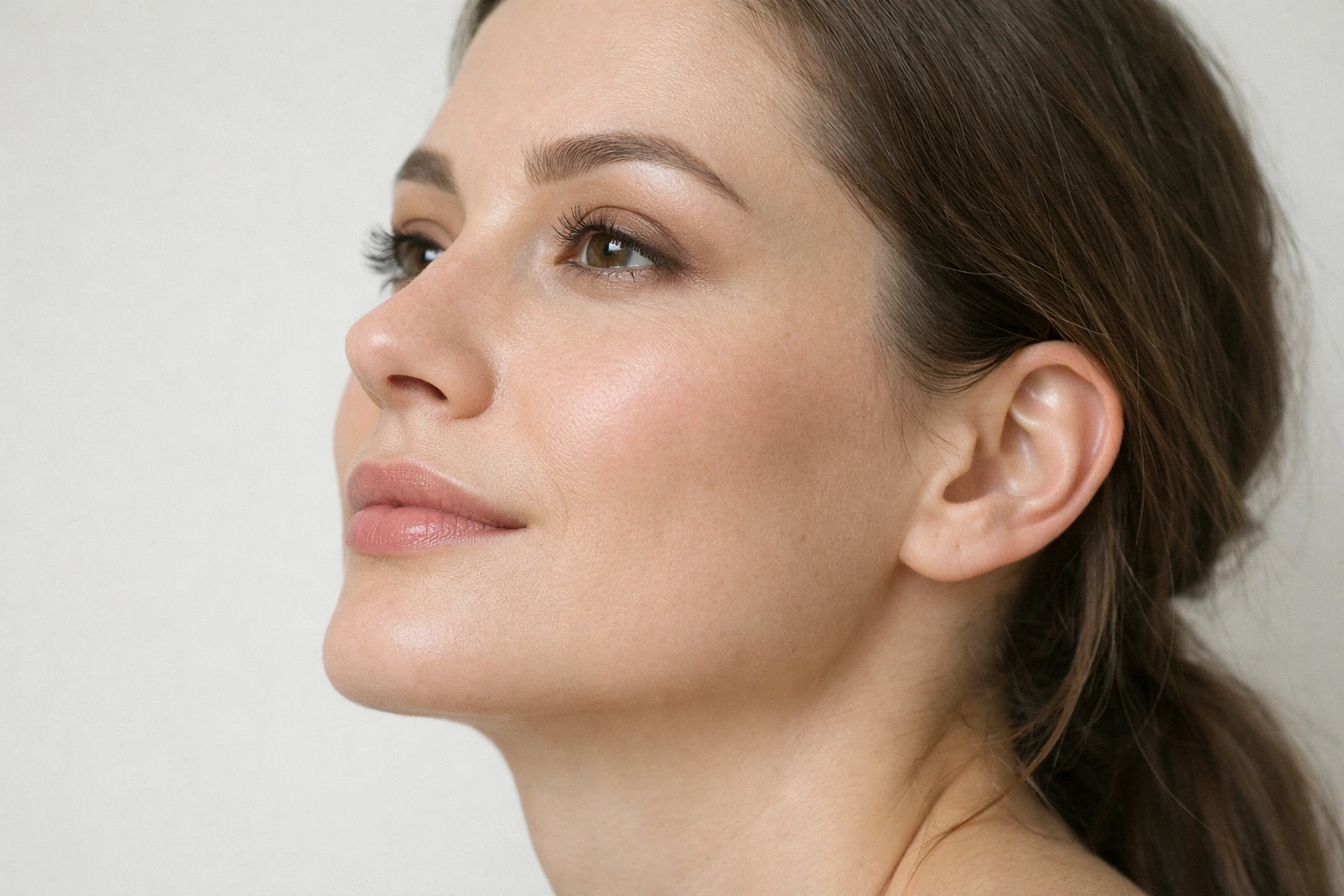 Primer plano de maquillaje natural para el día a día con acabado ligero y tonos neutros