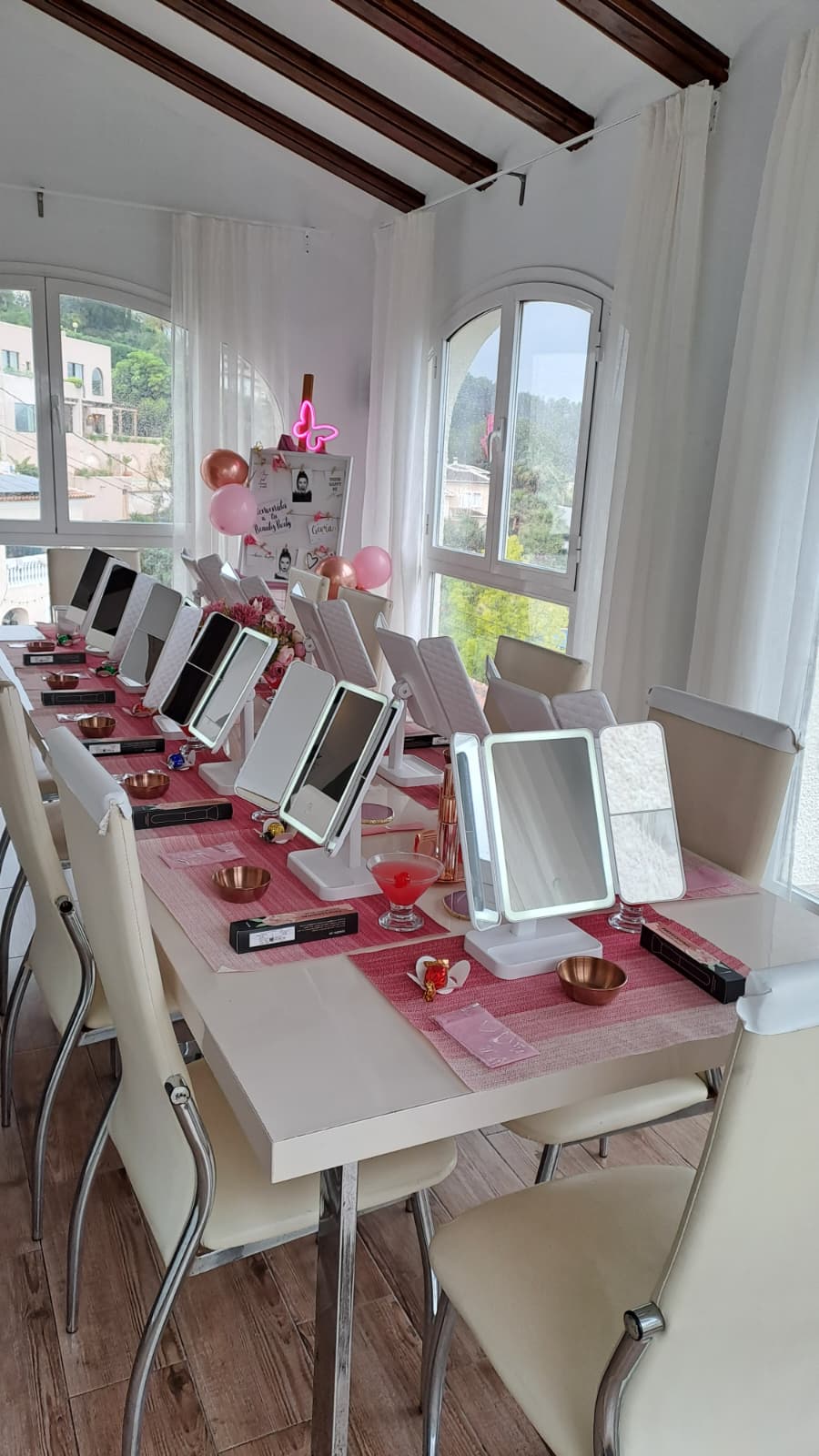 Espacio preparado para Beauty Party con maquillaje y espejos profesionales en Alicante