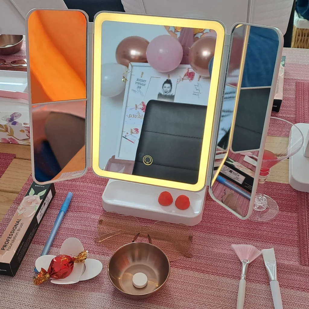 Mesa con espejos y productos de maquillaje en beauty party en Alicante