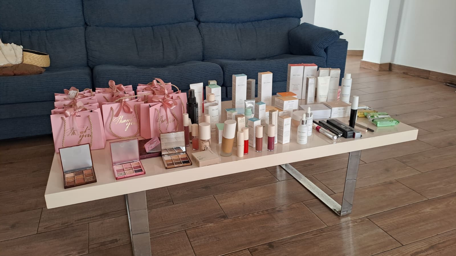 Productos de maquillaje y regalos preparados para una Beauty Party en Alicante