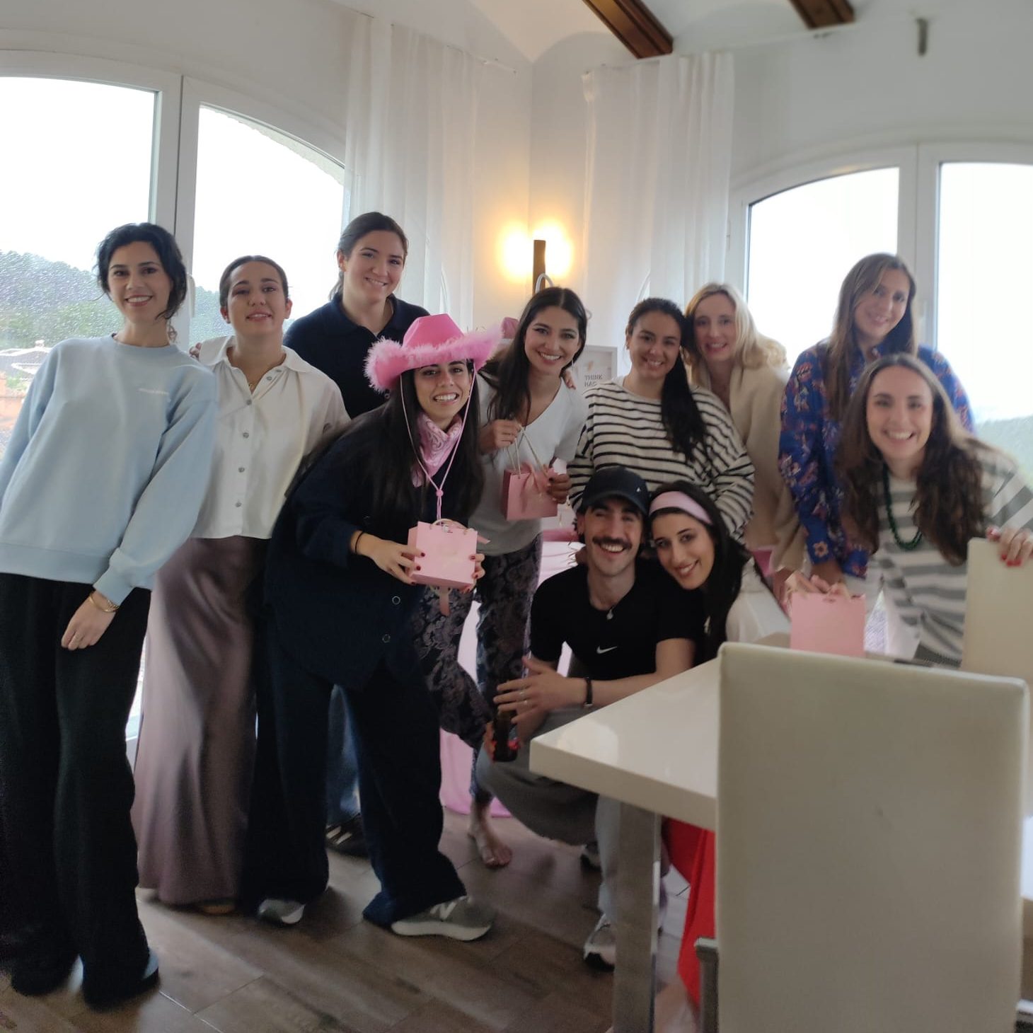 Grupo participando en una Beauty Party con maquillaje y regalos en Javea