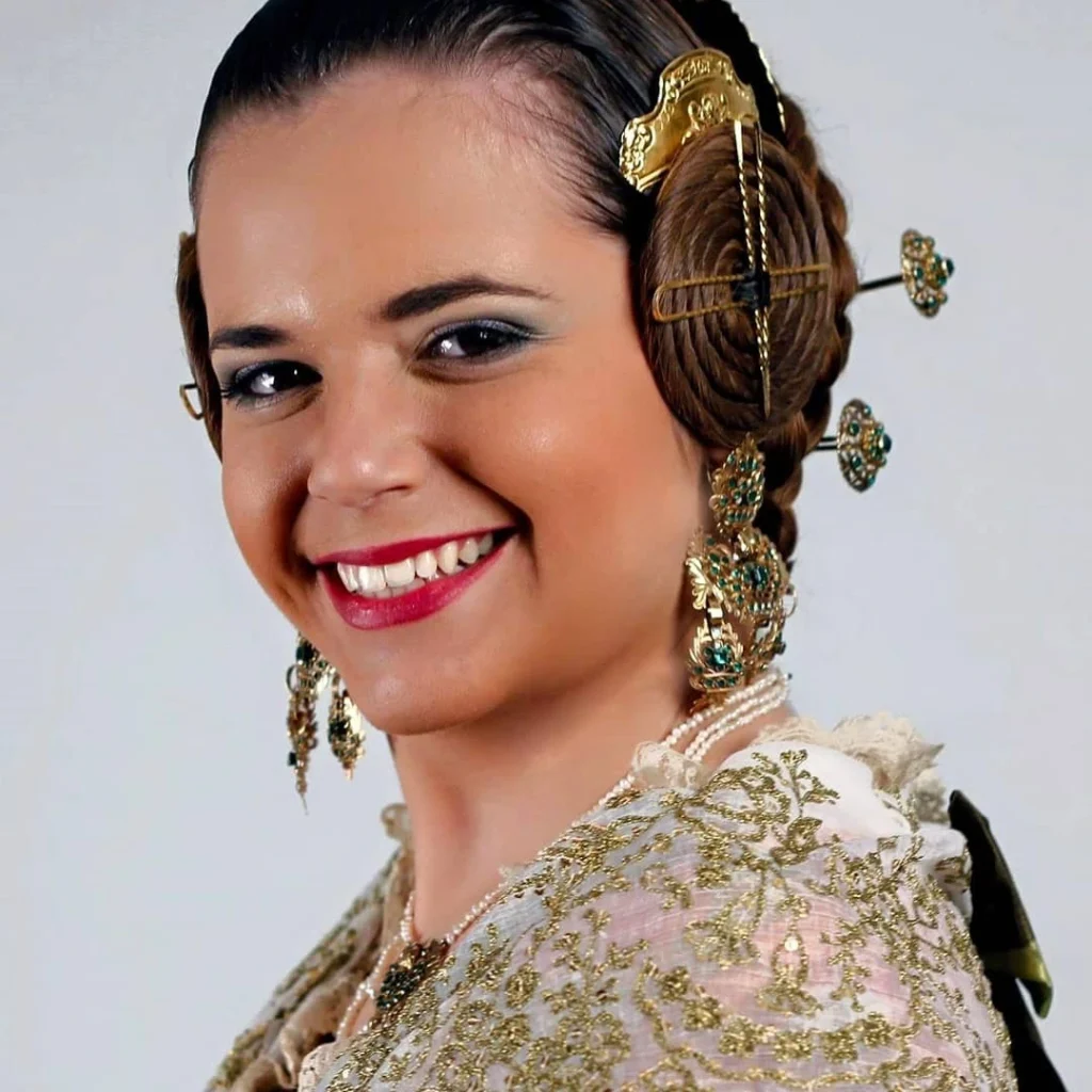Maquillaje de fallera valenciana con acabado clásico y peinado tradicional