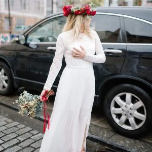 Novia con corona de flores rojas y ramo en la mano