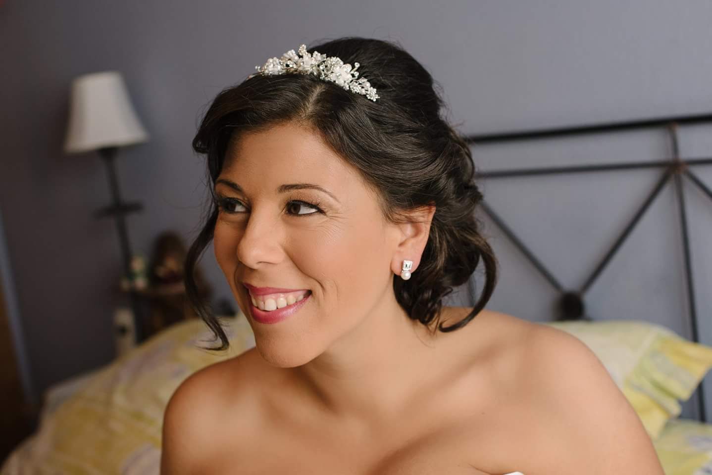 Novia con peinado romántico de ondas suaves y tocado brillante