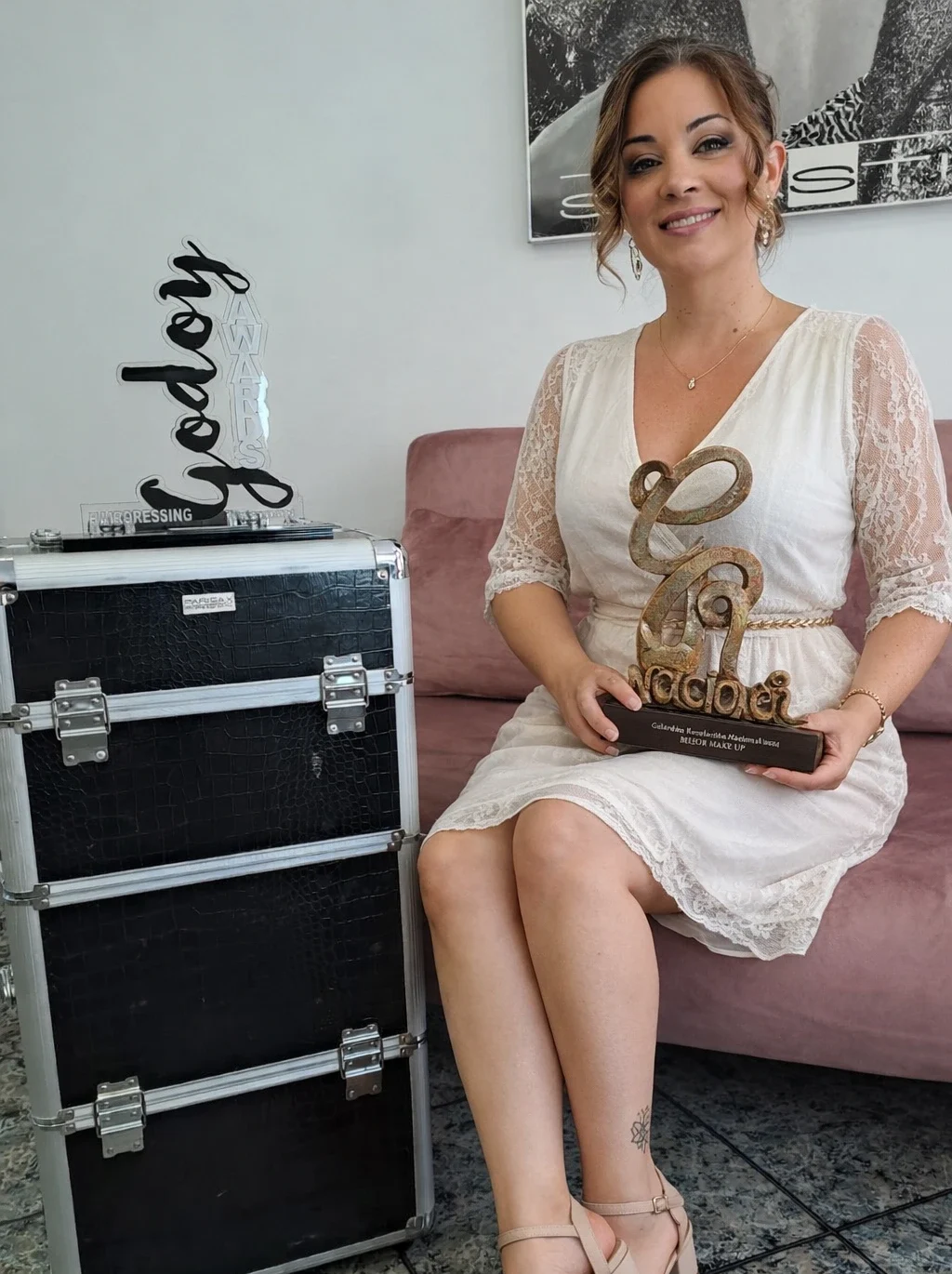 Teresa Figueras posando con premios y reconocimientos por su trayectoria profesional en maquillaje y estética