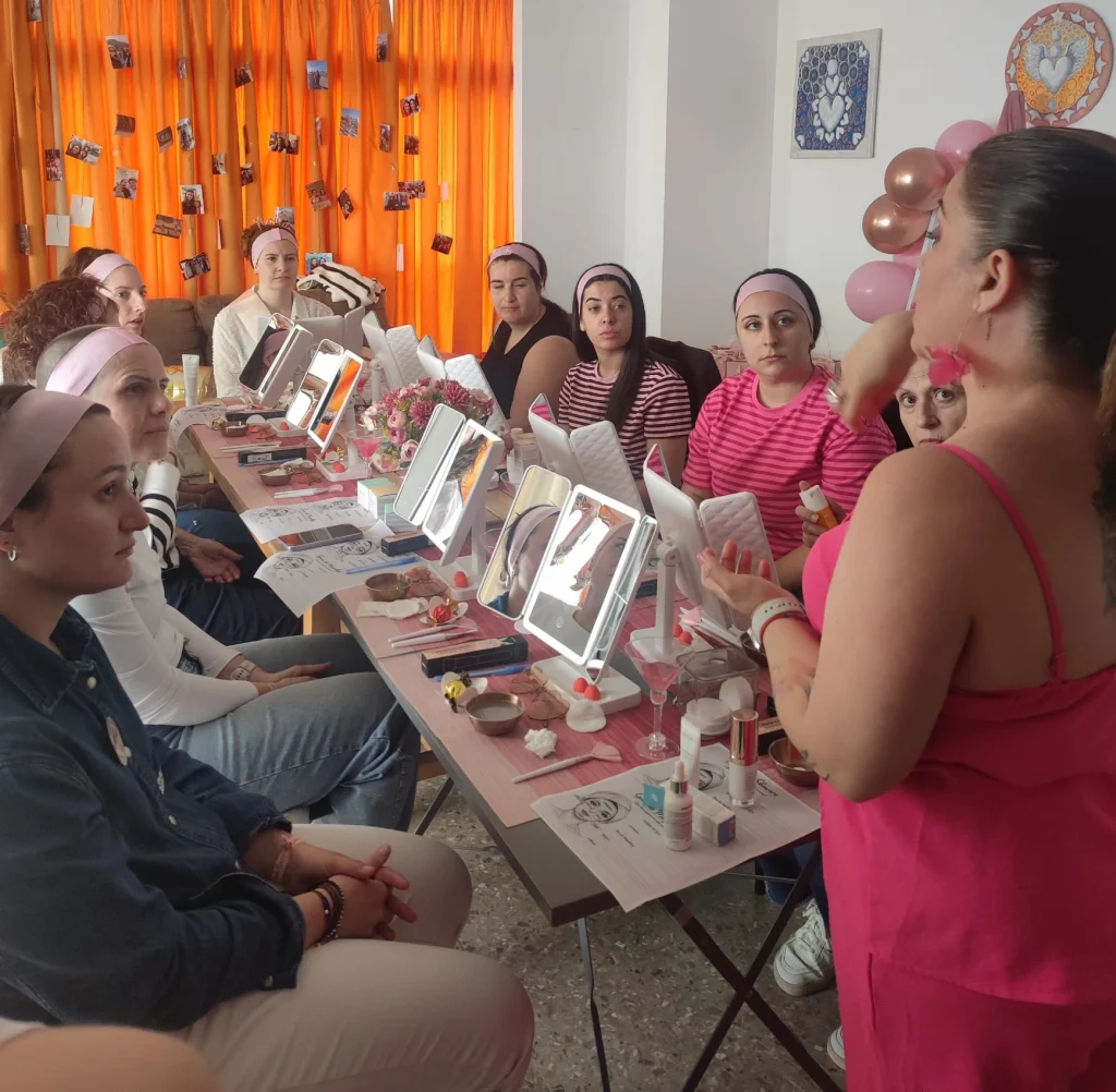 Clase de automaquillaje grupal durante una Beauty Party en Alicante con espejos individuales y productos profesionales