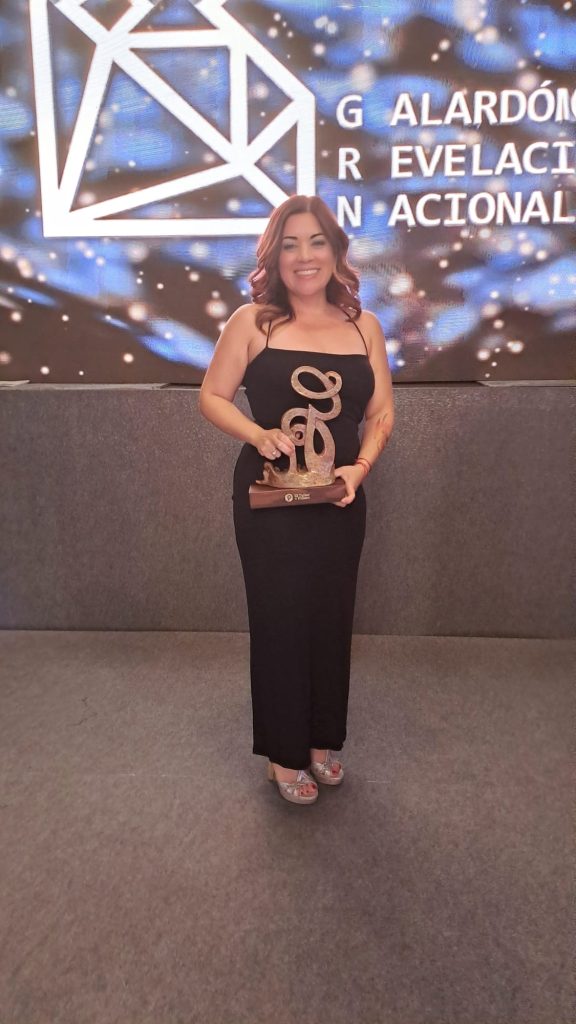 Teresa Figueras en escenario tras ganar premio de maquillaje profesional